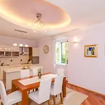 Apartment Djivo